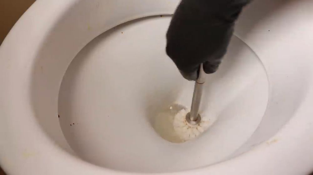 Tanpa digosok sitrun, ini cara ampuh basmi kerak kuning di kloset duduk cuma pakai 2 bahan dapur