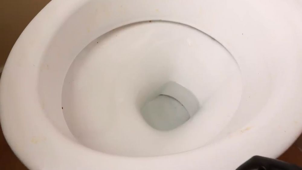 Tanpa digosok sitrun, ini cara ampuh basmi kerak kuning di kloset duduk cuma pakai 2 bahan dapur