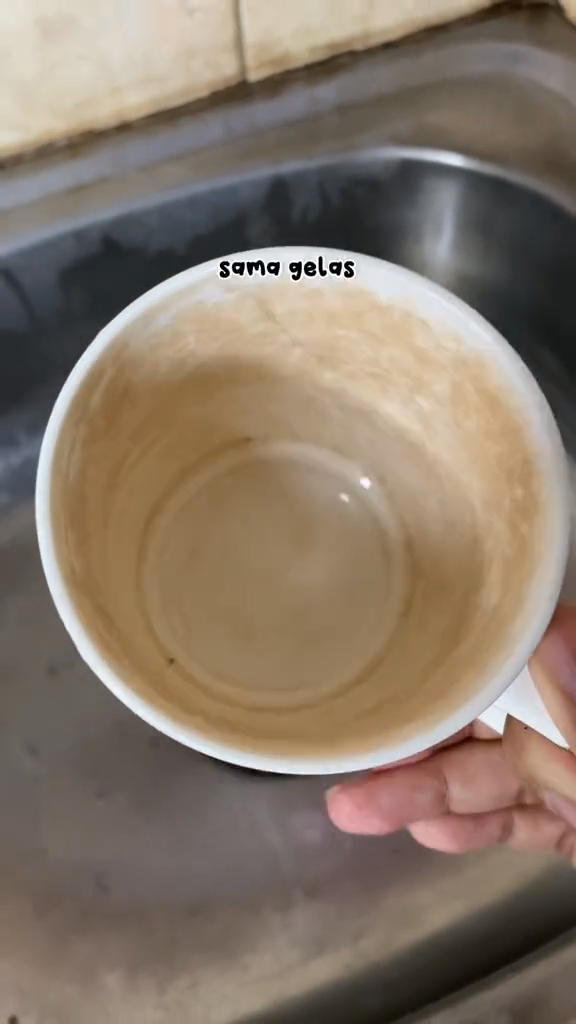 Tanpa direndam larutan pemutih, ini cara mudah bersihkan cangkir berkerak pakai 1 bahan dapur