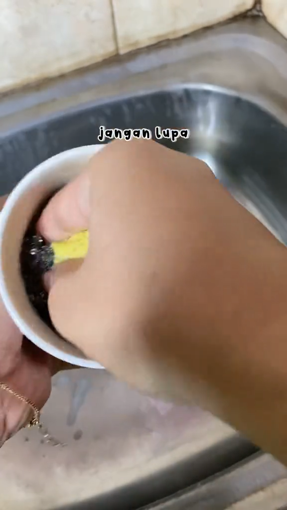 Tanpa direndam larutan pemutih, ini cara mudah bersihkan cangkir berkerak pakai 1 bahan dapur