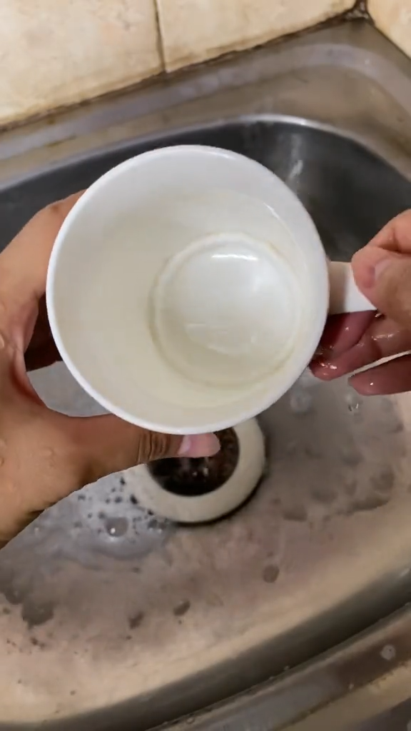Tanpa direndam larutan pemutih, ini cara mudah bersihkan cangkir berkerak pakai 1 bahan dapur