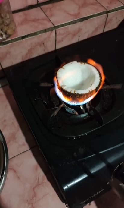 Tak perlu dikupas, trik bapak-bapak melepas daging kelapa dari batoknya ini super cepat dan praktis