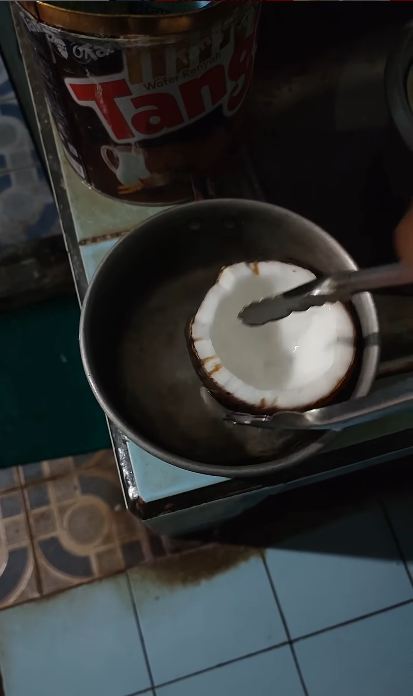 Tak perlu dikupas, trik bapak-bapak melepas daging kelapa dari batoknya ini super cepat dan praktis