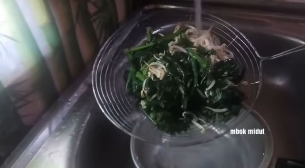 Tak basi hingga seharian, ini trik bikin sayur urap yang gurih dan matang sempurna meski tanpa dikukus