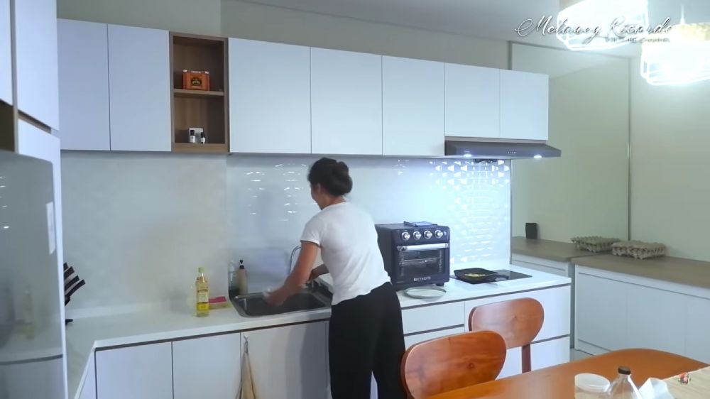 dapur apartemen Inge Anugrah © 2024 brilio.net