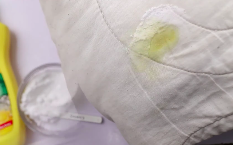 Tanpa diberi pemutih, ini cara cepat bersihkan sarung bantal kotor dekil agar bersih dan putih lagi