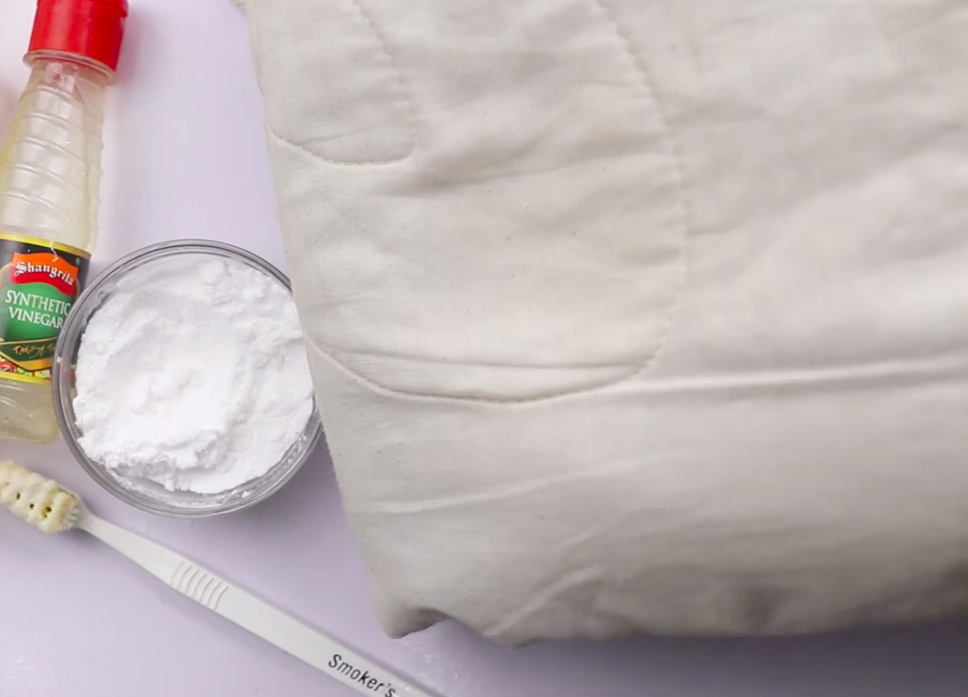 Tanpa diberi pemutih, ini cara cepat bersihkan sarung bantal kotor dekil agar bersih dan putih lagi