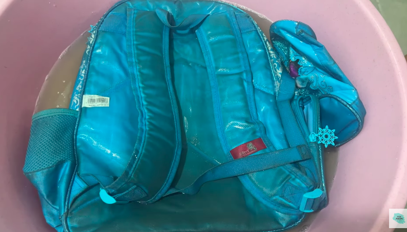 Pakai 2 bahan dapur, trik emak-emak mencuci tas sekolah anak dekil ini bikin kinclong seperti baru