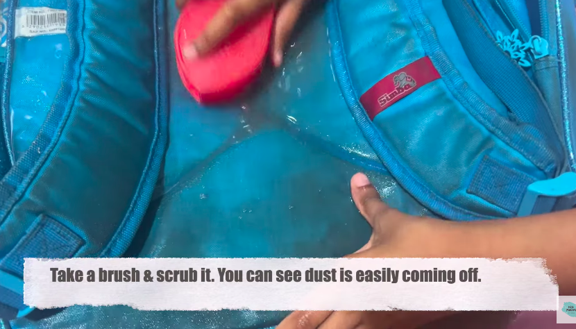 Pakai 2 bahan dapur, trik emak-emak mencuci tas sekolah anak dekil ini bikin kinclong seperti baru