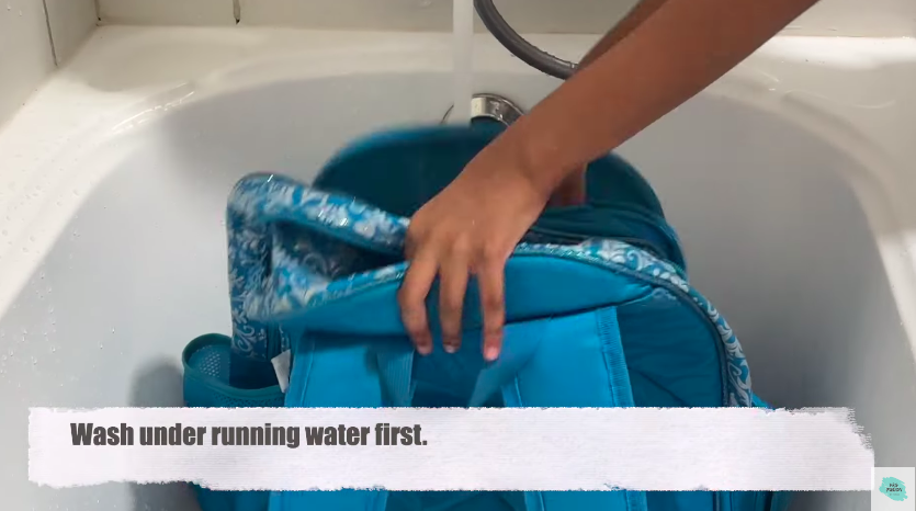 Pakai 2 bahan dapur, trik emak-emak mencuci tas sekolah anak dekil ini bikin kinclong seperti baru