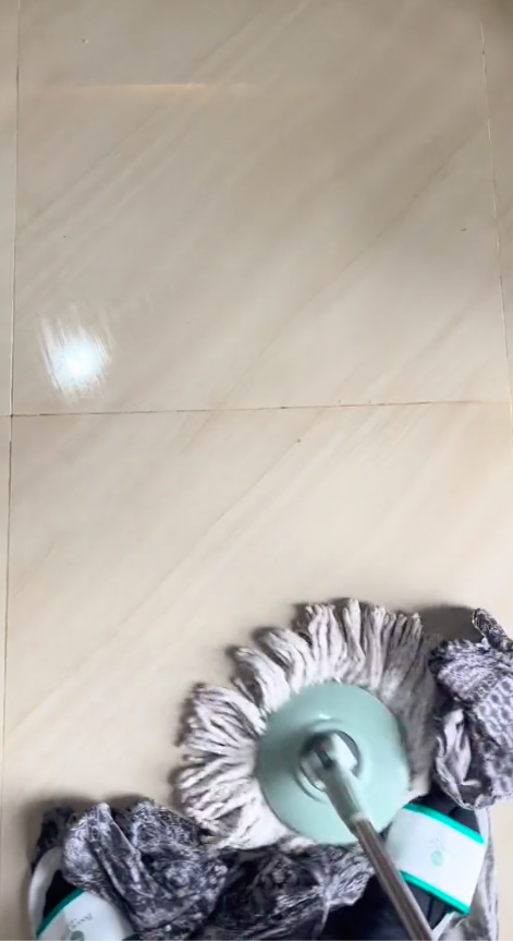 Tanpa diberi garam, ini trik mengepel lantai agar kinclong, kesat, dan wangi ditambah 2 bahan dapur