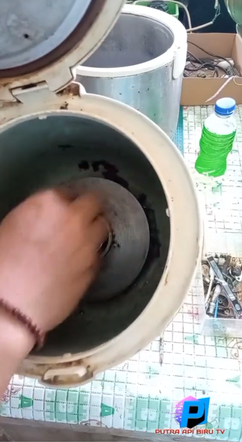 Tanpa digosok pasta gigi, ini cara hilangkan noda gosong di dasar rice cooker cuma pakai 1 bahan dapur