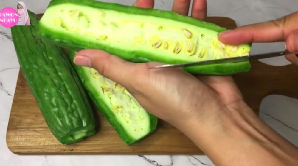 Jangan diremas garam atau cuka, ini cara lebih ampuh menghilangkan rasa pahit pare sebelum diolah