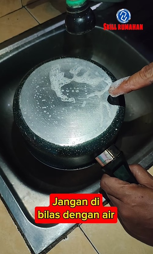 Bukan dioles sabun colek, ini trik agar pantat wajan tak mudah hitam dan tetap kinclong saat digunakan
