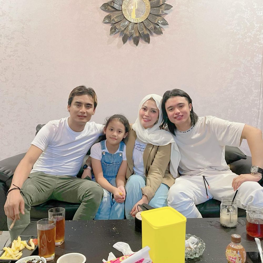 dulu ngamen begini rumah charly © berbagai sumber dulu ngamen begini rumah charly © berbagai sumber