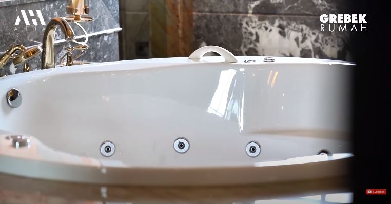 kamar mandi reza gladys © YouTube