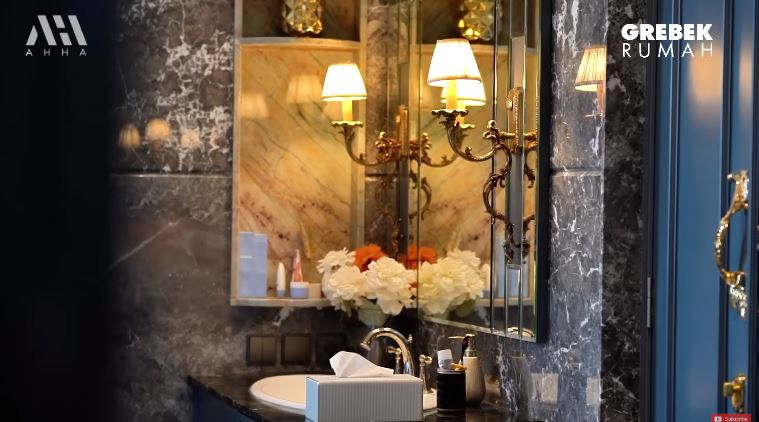 kamar mandi reza gladys © YouTube