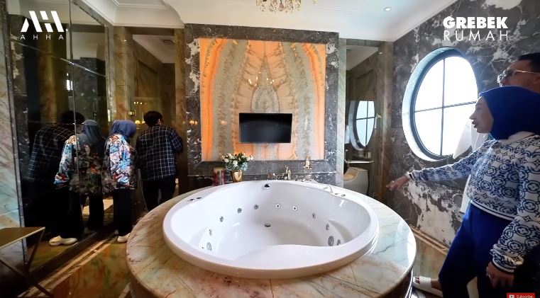 kamar mandi reza gladys © YouTube