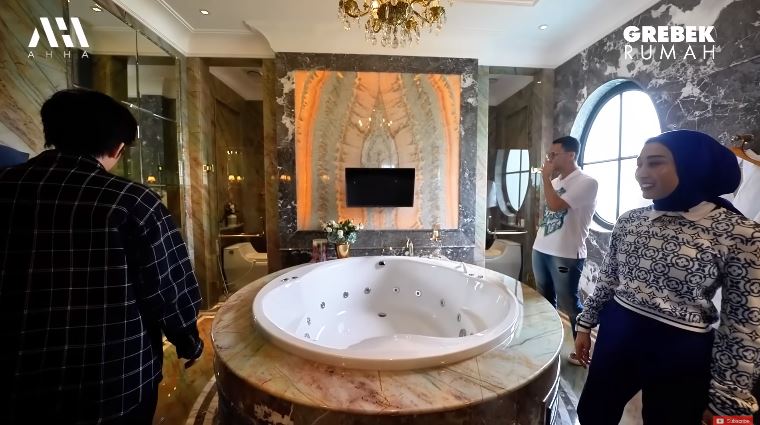 kamar mandi reza gladys © YouTube