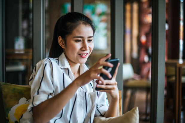 Cara menjaga komunikasi dengan orang tua © Freepik