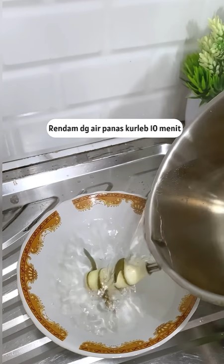 Bukan garam atau baking soda, ini cara basmi noda kunyit di pisau blender agar bersih tak berbekas