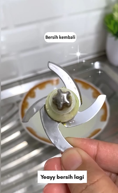 Bukan garam atau baking soda, ini cara basmi noda kunyit di pisau blender agar bersih tak berbekas