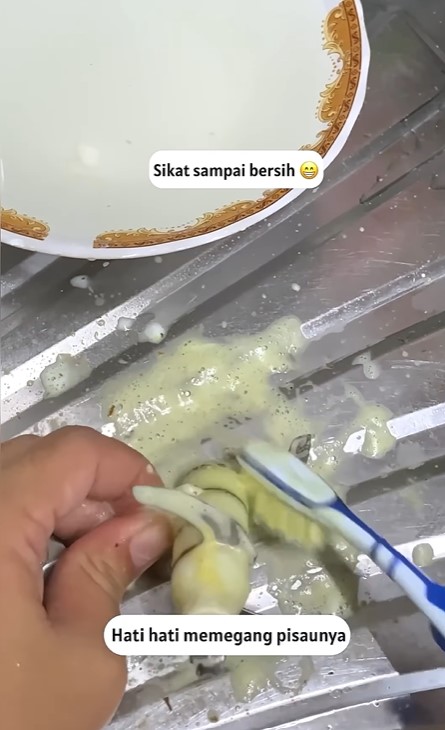 Bukan garam atau baking soda, ini cara basmi noda kunyit di pisau blender agar bersih tak berbekas