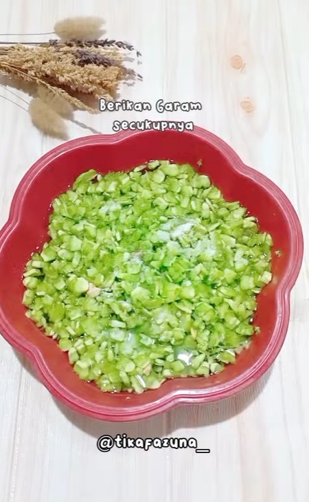 Tak perlu direbus atau direndam cuka, begini cara menghilangkan rasa pahit pare pakai 1 bahan dapur