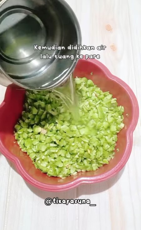 Tak perlu direbus atau direndam cuka, begini cara menghilangkan rasa pahit pare pakai 1 bahan dapur