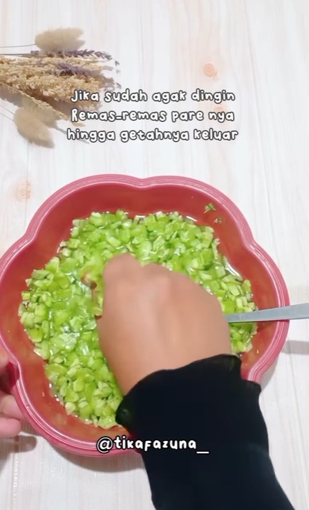 Tak perlu direbus atau direndam cuka, begini cara menghilangkan rasa pahit pare pakai 1 bahan dapur