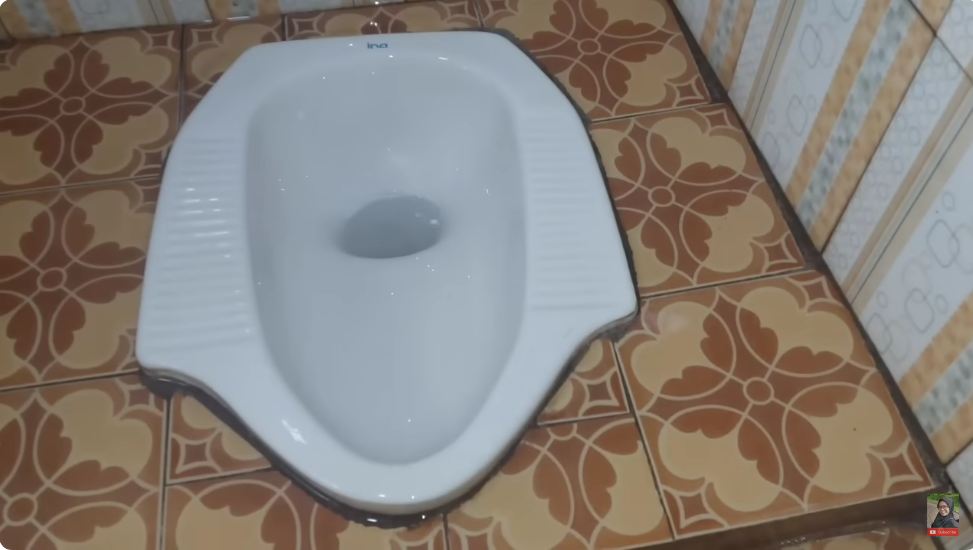 Bukan digosok detergen, ini cara basmi noda kerak membandel di kloset ditambah 3 bahan dapur