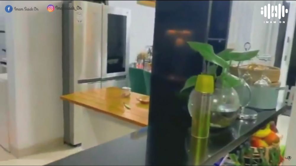 dapur rumah Charly Van Houten © 2024 brilio.net