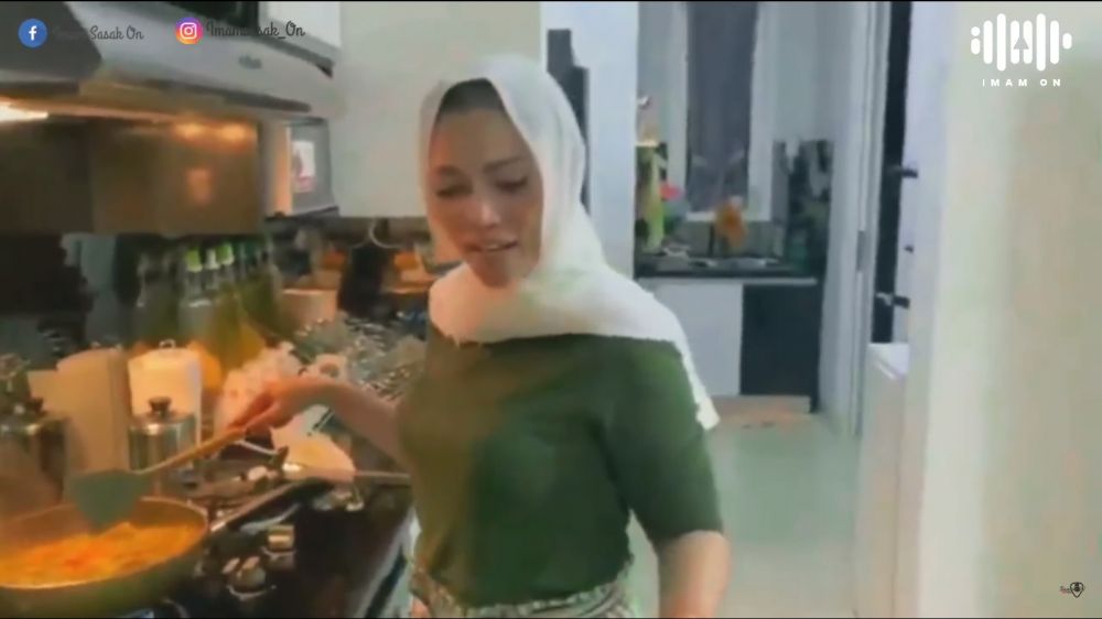 dapur rumah Charly Van Houten © 2024 brilio.net