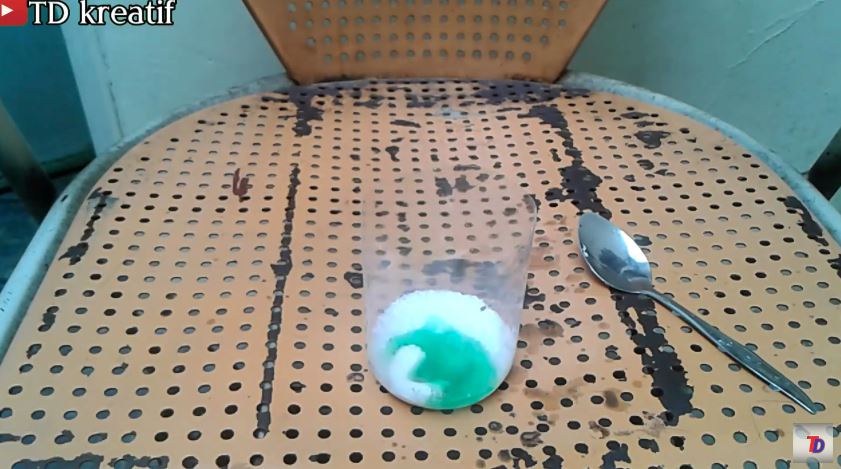 Tanpa digosok pasta gigi, ini cara hilangkan kerak hitam di gayung agar kinclong pakai 2 bahan dapur