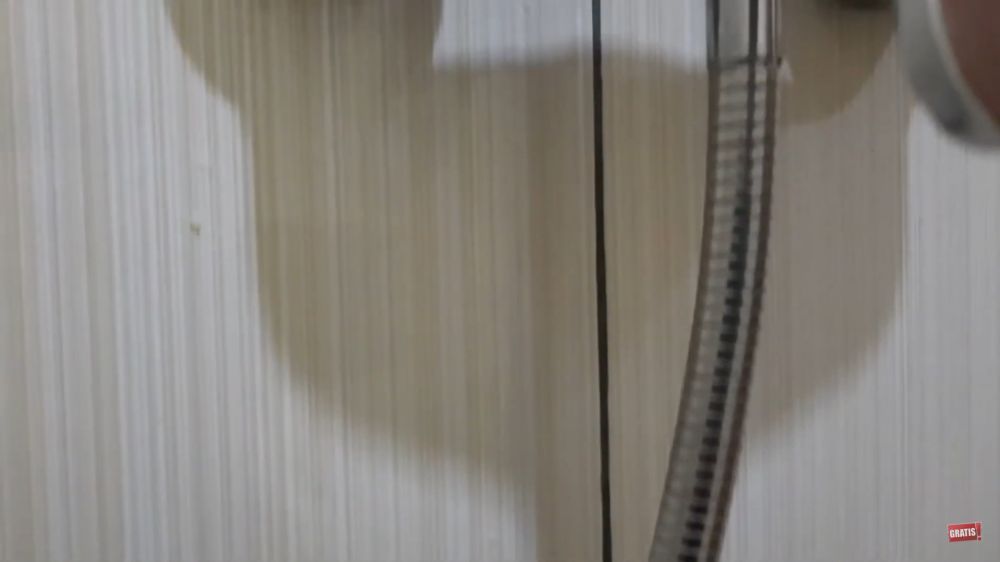 Tanpa pakai sabun, ini trik menghilangkan noda karat di keramik kamar mandi pakai 1 ampas dapur