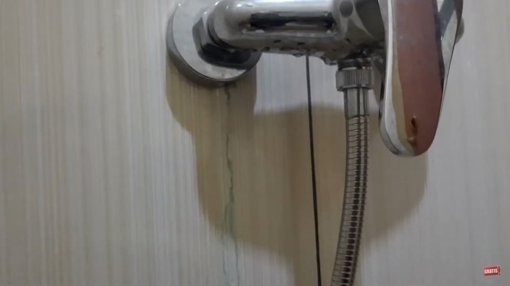 Tanpa pakai sabun, ini trik menghilangkan noda karat di keramik kamar mandi pakai 1 ampas dapur