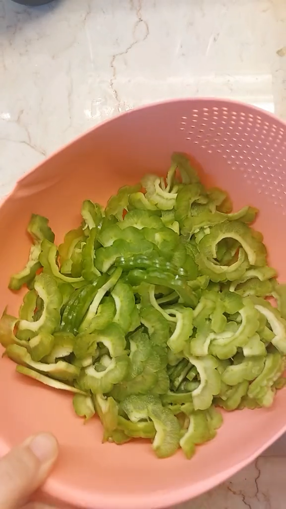 Tanpa direbus larutan asam jawa, ini trik masak tumis pare agar tidak pahit cuma pakai 1 bumbu dapur