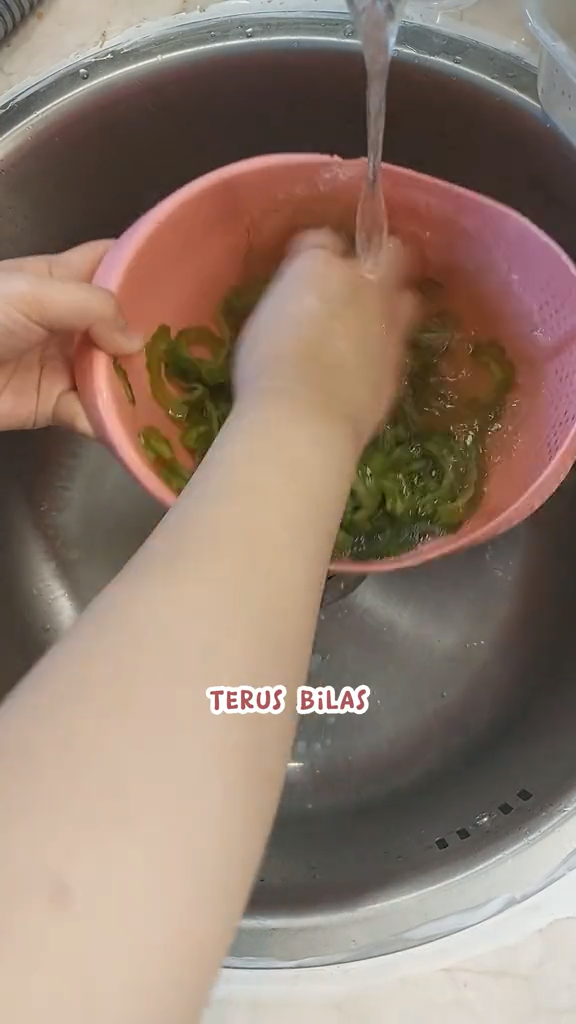 Tanpa direbus larutan asam jawa, ini trik masak tumis pare agar tidak pahit cuma pakai 1 bumbu dapur