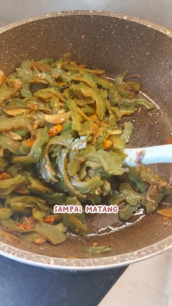 Tanpa direbus larutan asam jawa, ini trik masak tumis pare agar tidak pahit cuma pakai 1 bumbu dapur