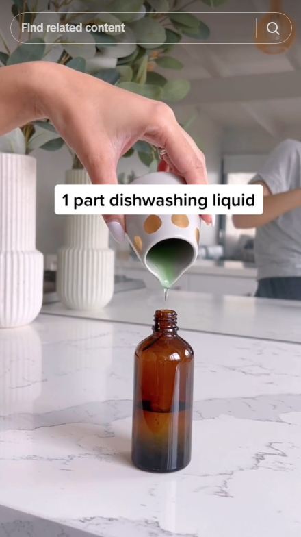 Bukan direndam detergen, ini cara basmi noda deodoran di ketiak baju putih cukup tambah 1 bahan dapur