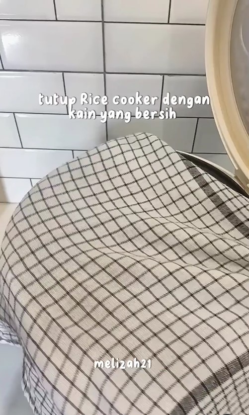 Tanpa tambahan jeruk nipis dan cuka, wanita ini punya trik menanak nasi agar tak mudah berair dan bau