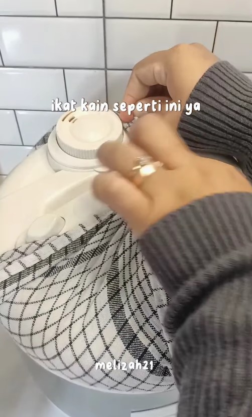 Tanpa tambahan jeruk nipis dan cuka, wanita ini punya trik menanak nasi agar tak mudah berair dan bau