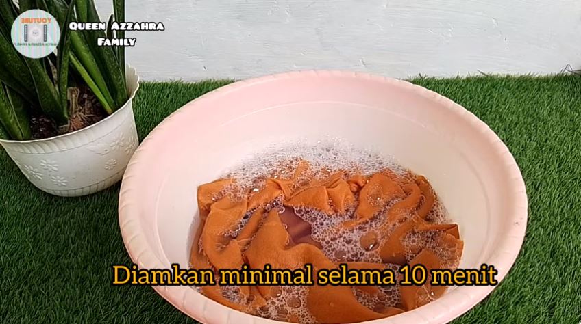 Bukan digosok baking soda, emak-emak ini hilangkan noda minyak di pakaian cuma pakai 1 bahan dapur