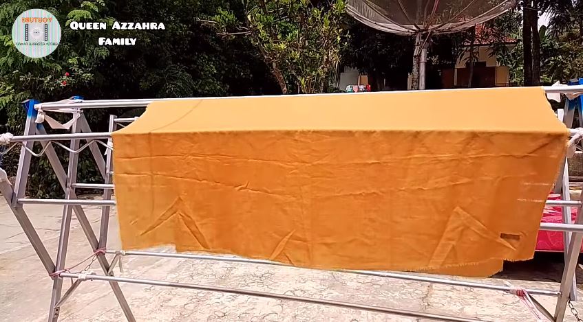 Bukan digosok baking soda, emak-emak ini hilangkan noda minyak di pakaian cuma pakai 1 bahan dapur