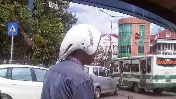 helm nyeleneh parah berbagai sumber