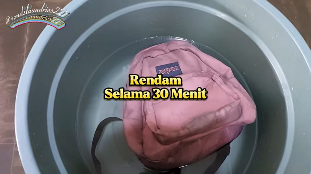 Tak pakai detergen, ini cara mencuci tas sekolah dekil jadi cerah lagi ditambah 1 bahan dapur