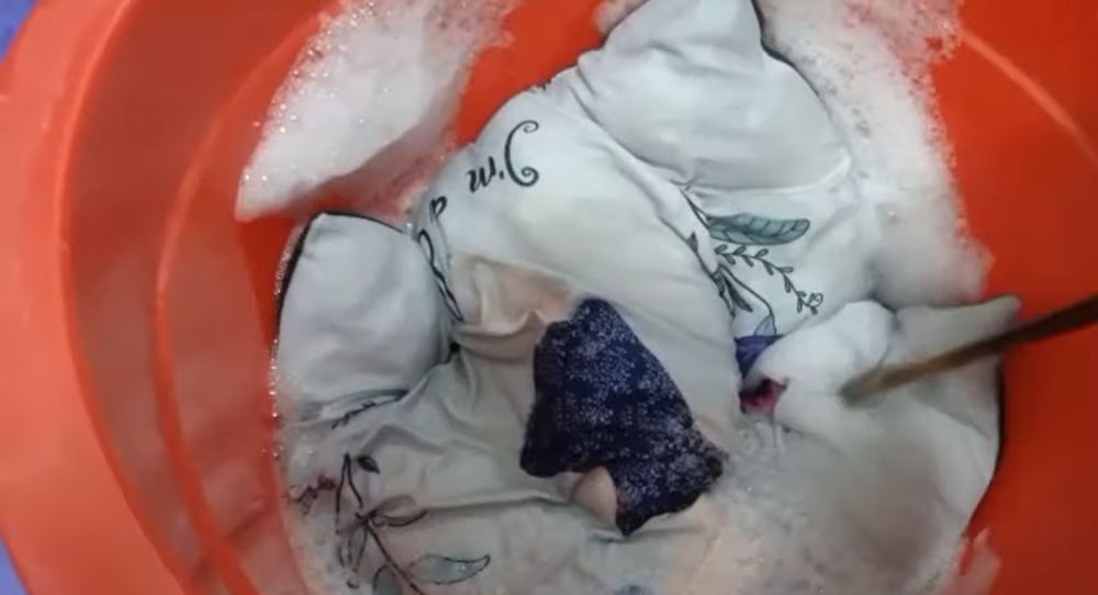 Tak perlu disikat, ini cara mencuci bantal sofa apek jadi bersih dan wangi cuma tambah 2 bahan dapur