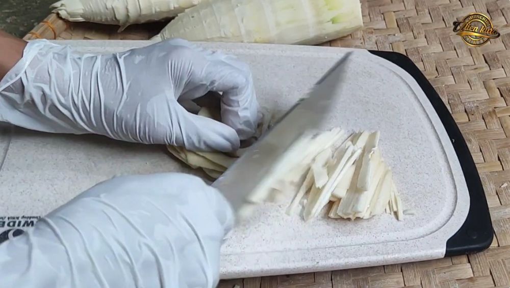 Tak perlu diberi gula atau garam, ibu muda ini punya trik merebus rebung agar tetap putih dan antibau