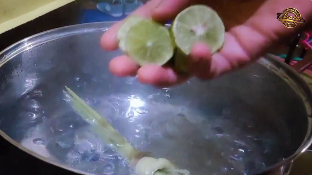 Tak perlu diberi gula atau garam, ibu muda ini punya trik merebus rebung agar tetap putih dan antibau