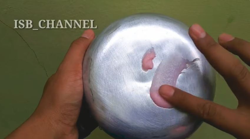 Tanpa digosok kertas amplas, pria ini punya trik agar pantat panci selalu mengilap pakai 1 bahan dapur